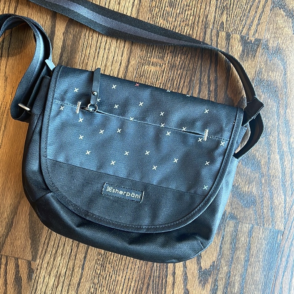 Sherpani Milli x star black crossbody purse bag white red magnetic closure